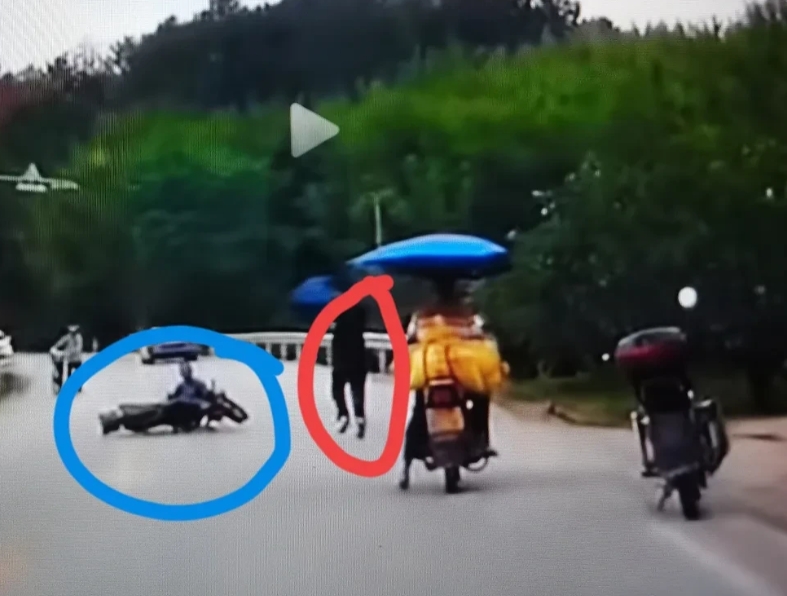 事发广东，一小伙扶起摔倒骑车老人后，狂扇自己耳光！网友：得了！这不说也知道咋回事