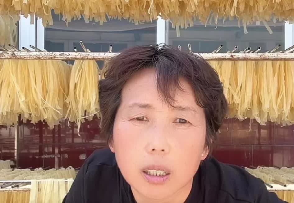 真是低估了华强和大妮的智商啊，为直播带货挣钱。想出了各种的办法呀

华强，假