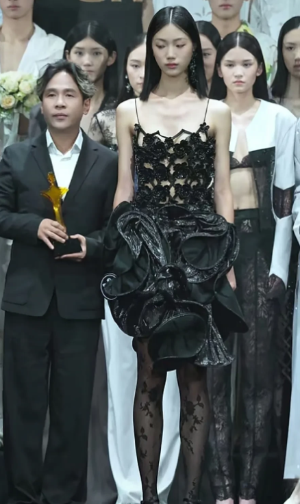 笑死了，宋小宝竟然担任模特大赛总决赛的颁奖嘉宾，主办方是懂流量的