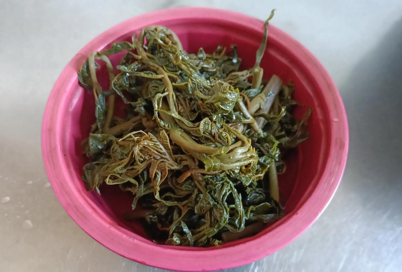 这是今天早晨，简单的早餐。
自己家里腌的香椿芽咸菜，
用刀切了两个馍馍，
然后放