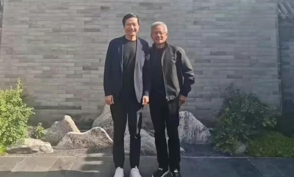 难怪他们两个要单独合影: 黄仁勋称正与小米共同开发AI等！
根据新浪科技今天早上