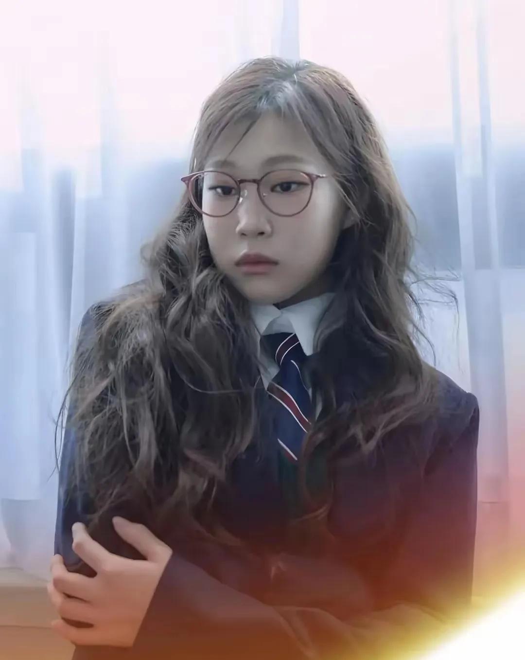 小沈阳女儿是比小时候好看多了，但是依然不是大众审美点上的美女。
 
不管像不像孔