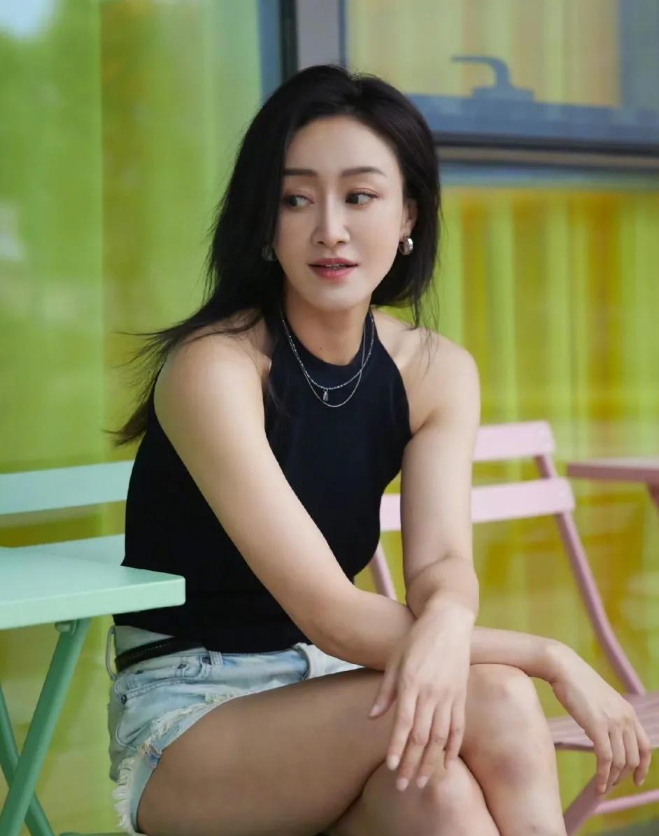 都快50岁了，身材还保持得这么好，他就是演员赵子琪，1976年出生于北京的她，曾
