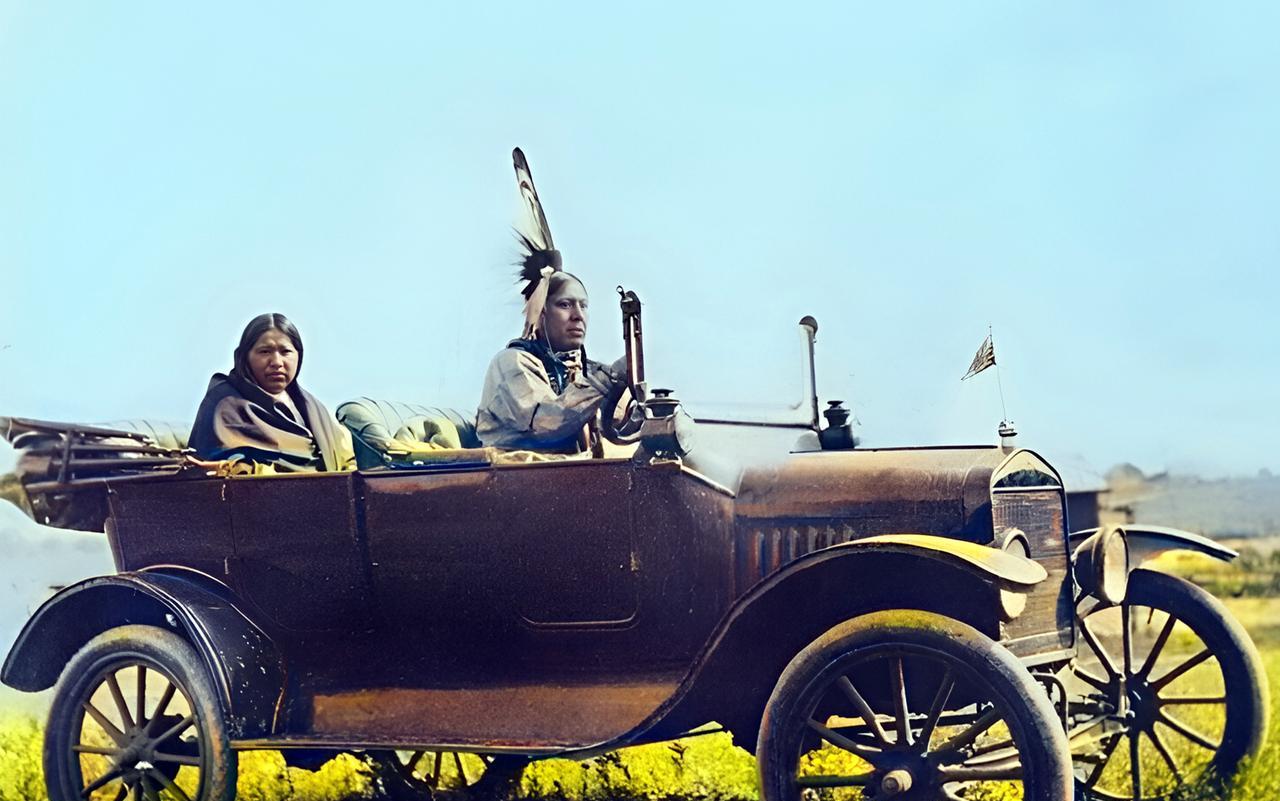 这是1920年俄克拉荷马州的印第安人开着汽车载着老婆行驶在茫茫的草原上。这对夫妻