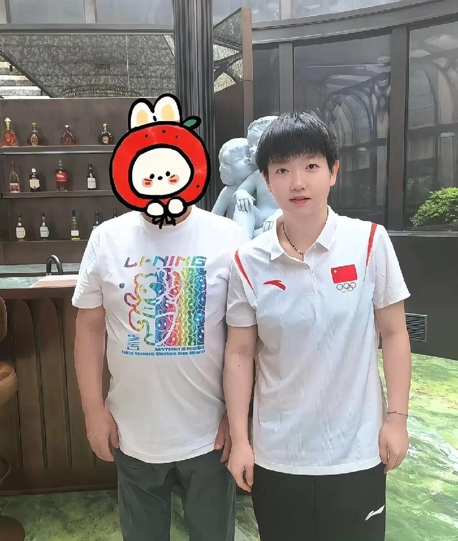 难怪莎莎港澳行的时候不穿这件 
这角度可能对她来说太透了
不过只有我注意到莎莎的