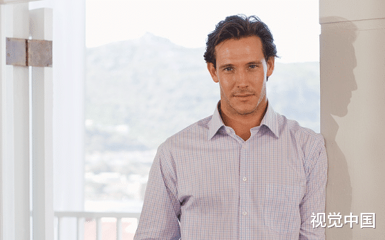 继子毕业旅行时我停了他的亲属卡，他的软饭妈质问我为什么这么做，我拿出他发的帖子后她却慌了