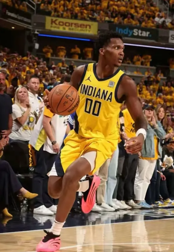 2025NBA总决赛G3战况激烈，步行者暂时64-60领先雷霆。6号秀马瑟林彻底