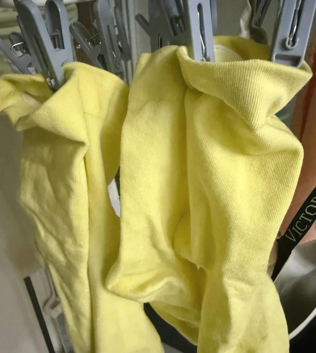 好神奇的洗衣机啊
能把白色衣服染得这么均匀
凭空又多了四件“新衣服”和两双“新袜