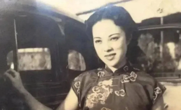1942年，英雄丈夫尸骨未寒，她却为了所谓的荣华富贵，亲手将15岁的女儿送给日本