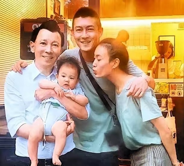 陈冠希女儿真正的优势不是颜值。
7岁孩子已经掌握审美主动权。
秦舒培在采访里透露