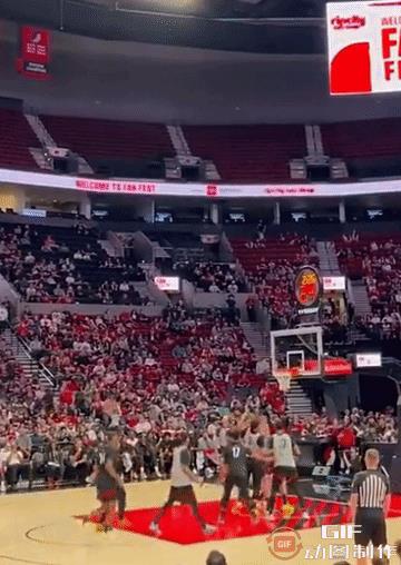 北京时间10月5日上午，NBA波特兰开拓者队举行球迷嘉年华暨表演赛，主力球员尽数