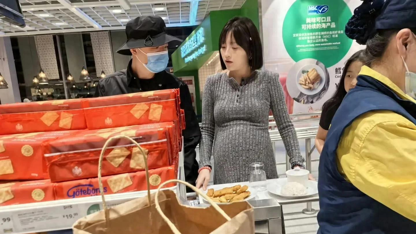 家居城偶遇包贝尔包文婧一家，包文婧孕肚明显，饺子看起来不开心