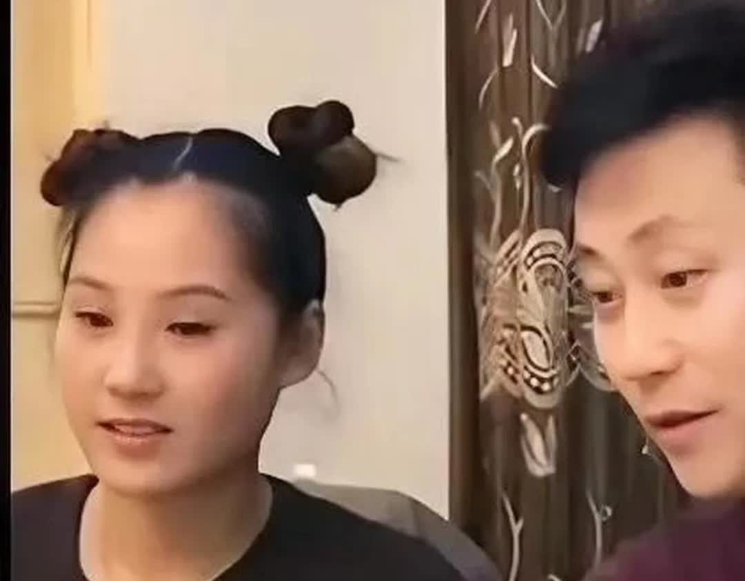 近日有网友晒出著名歌唱演员耿为华与 小他20岁的小娇妻一起与友人用餐的一张合影，