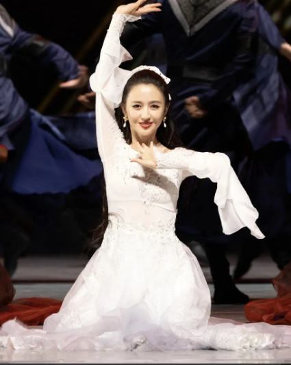 天啊，以前只知道
佟丽娅就是一个演员而已，擅长新疆舞
现在才知道，她不仅是一个好