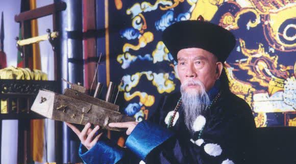 1875年，左宗棠与李鸿章在朝堂上大吵，李鸿章认为新疆地区都是沙漠，丢了也没关系