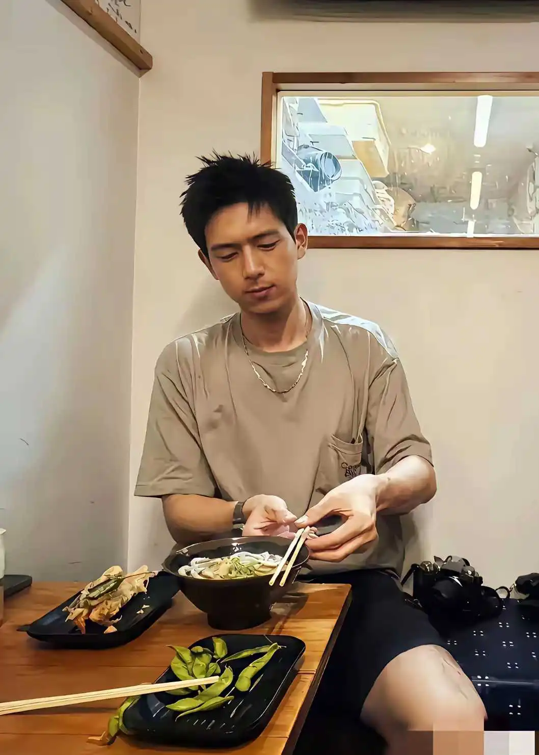 一点也不帅气，就是一普通人，演戏是他的职业！不要过份的解读和关注就好！
