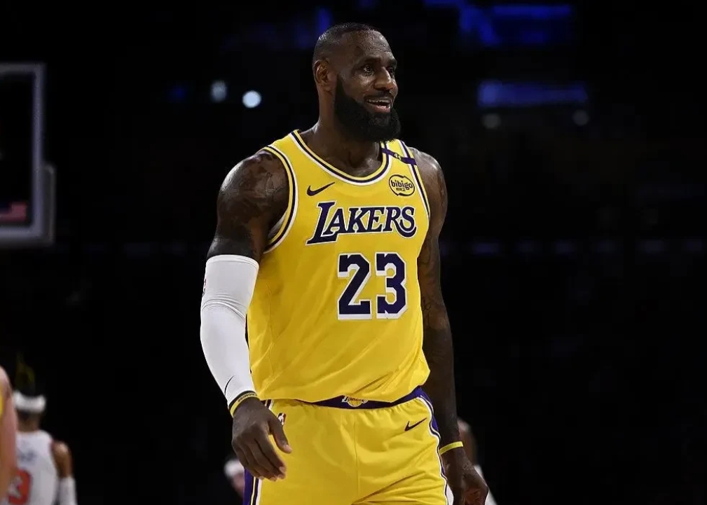 截止3月8号，NBA现役10大超级巨星排名应该如下:

第10，杜兰特，27+6