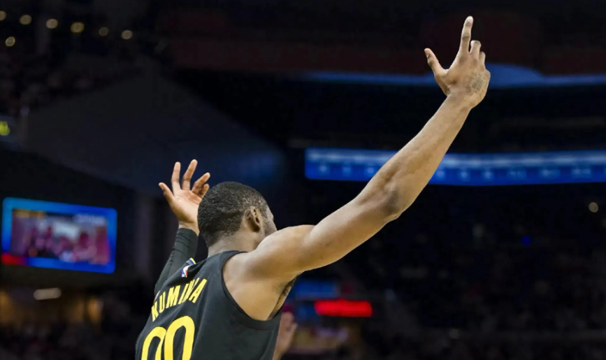 勇士天才锋线库明加打球真是太潇洒了！NBA季前赛，在湖人对阵勇士的第二节比赛中，