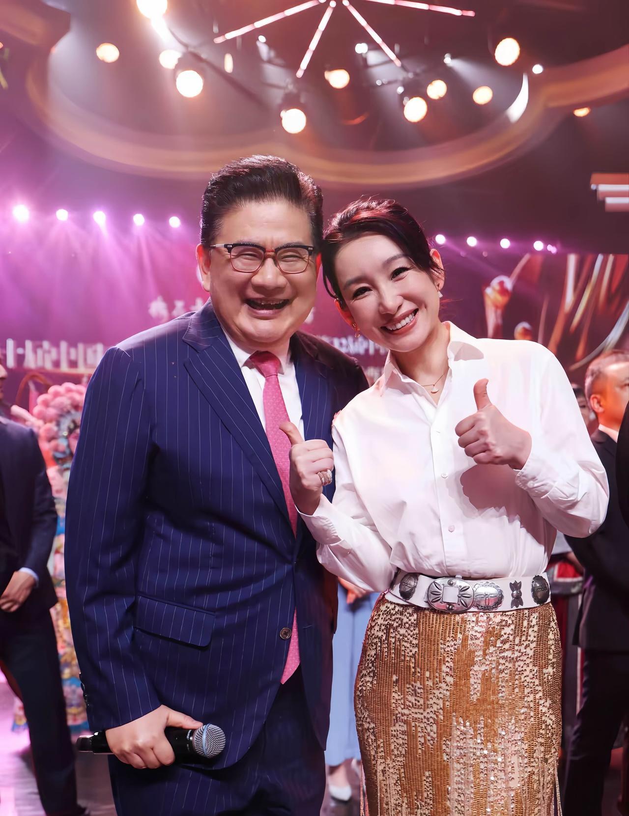 5月22日，曹可凡凌晨晒与秦海璐合影，并配文：“恭喜秦海璐因主演《四世同堂》而荣