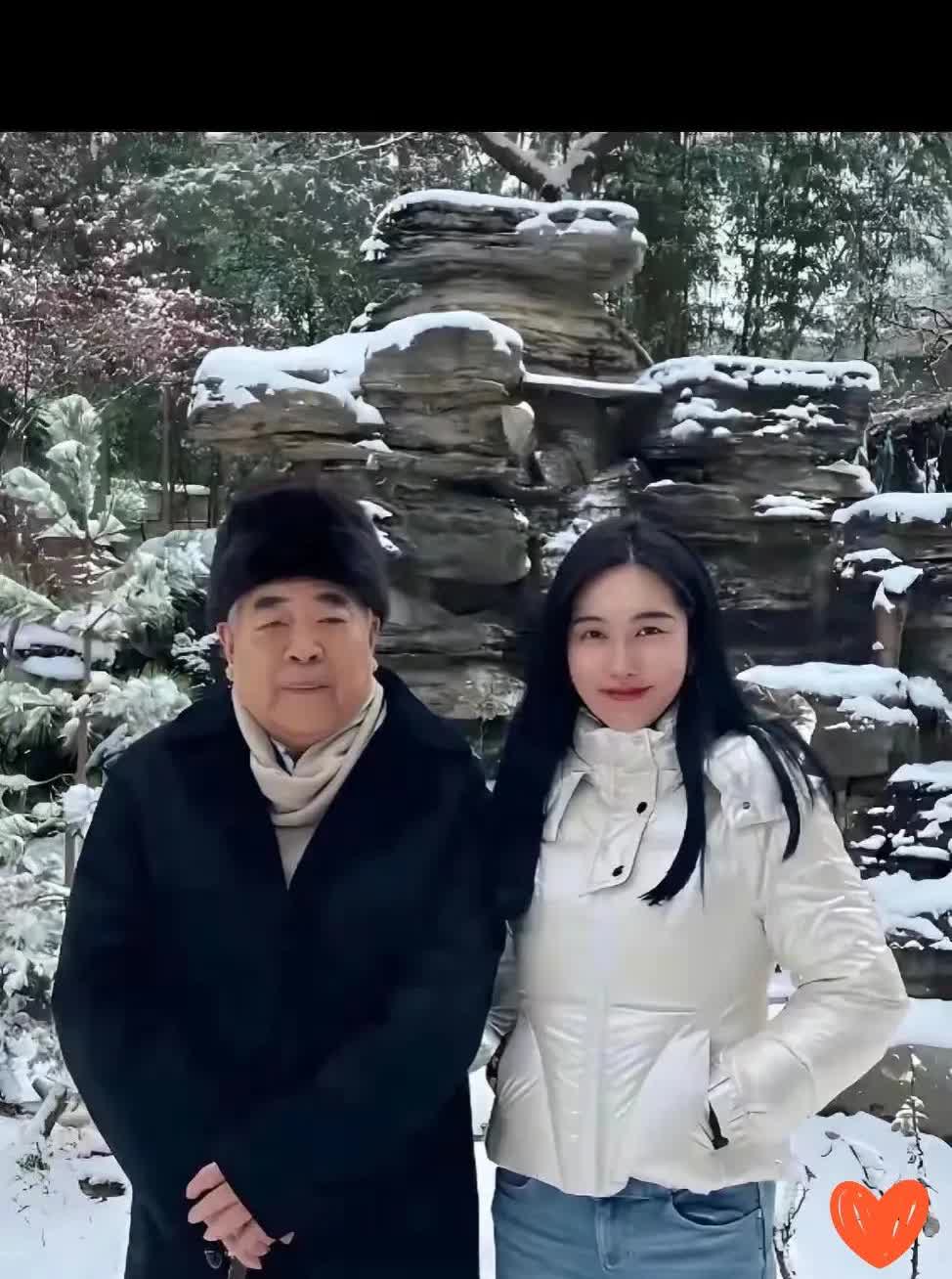 徐萌这事儿哪儿是临时起意啊，明明早有预谋！最近她发的照片里，双手都背在身后，可往