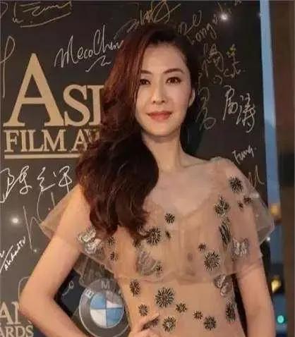 这位昔日名模，如今的生活充满了温馨与幸福。她经常在社交平台上分享与双胞胎女儿的日