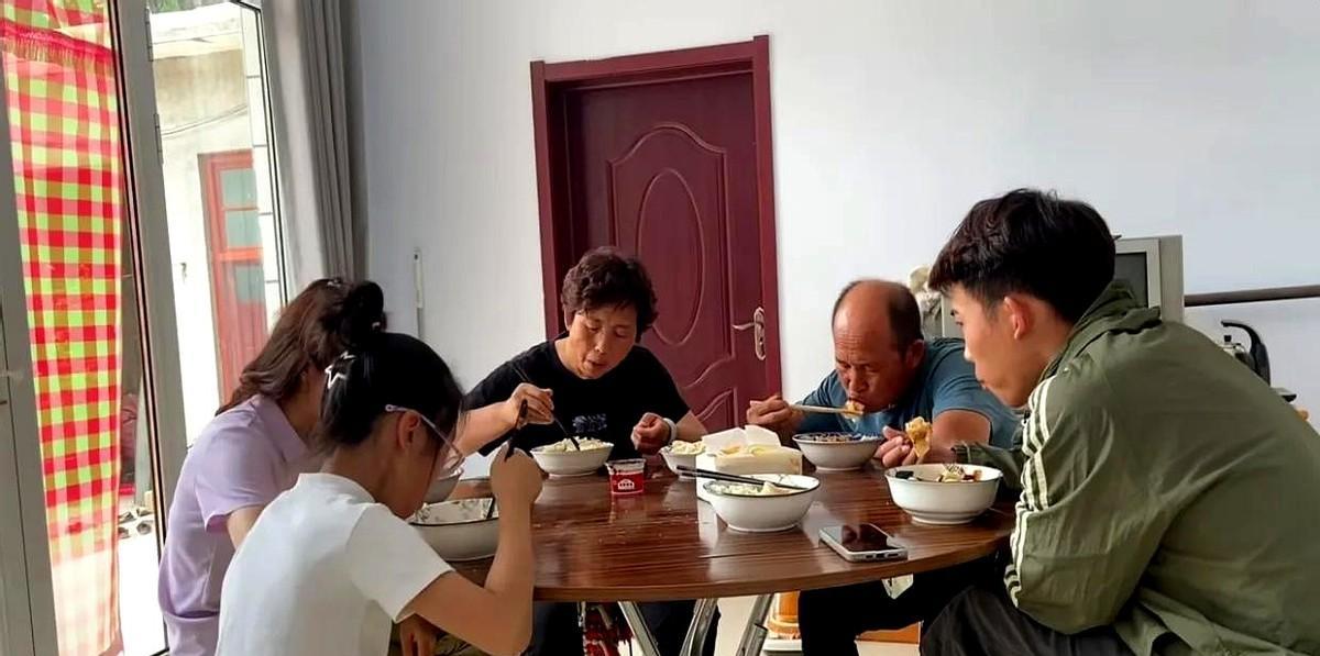 傻大妮女儿回来了，全家聚在一起吃饺子，不过，这一点我就搞不懂了！
常疏带着两个小