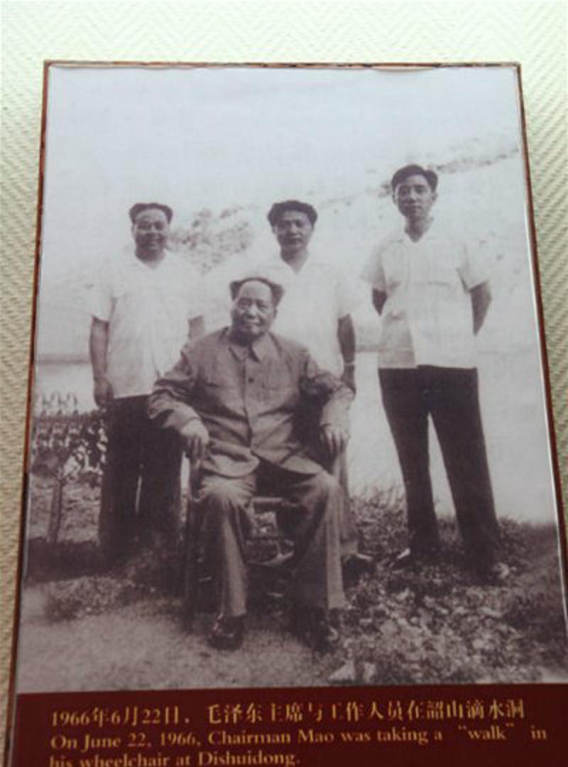 1966年6月17日毛主席走进滴水洞，他说：我小时候在这里放过牛。
当天下午，毛