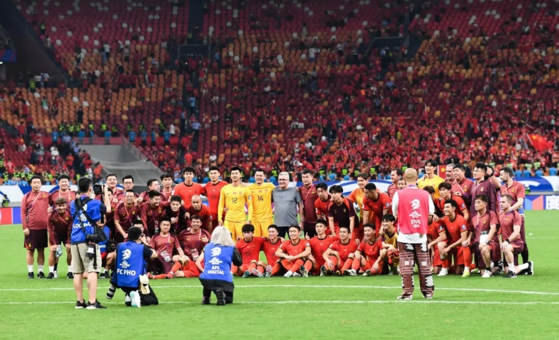 国足再次无缘2026世界杯！比赛后的合影。看到国足众将和教练脸上洋溢着的笑容，终