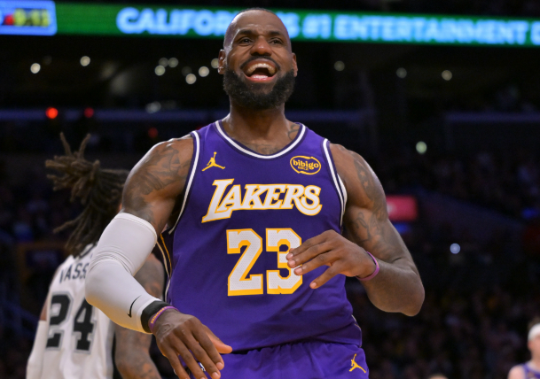 我其实不大理解为什么有些所谓的湖人老球迷天天说詹姆斯毁了湖人，科比13年大伤之后