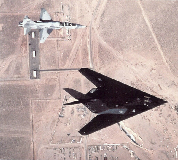 解密后的转变：F-117与T-38在托诺帕试验靶场的飞行