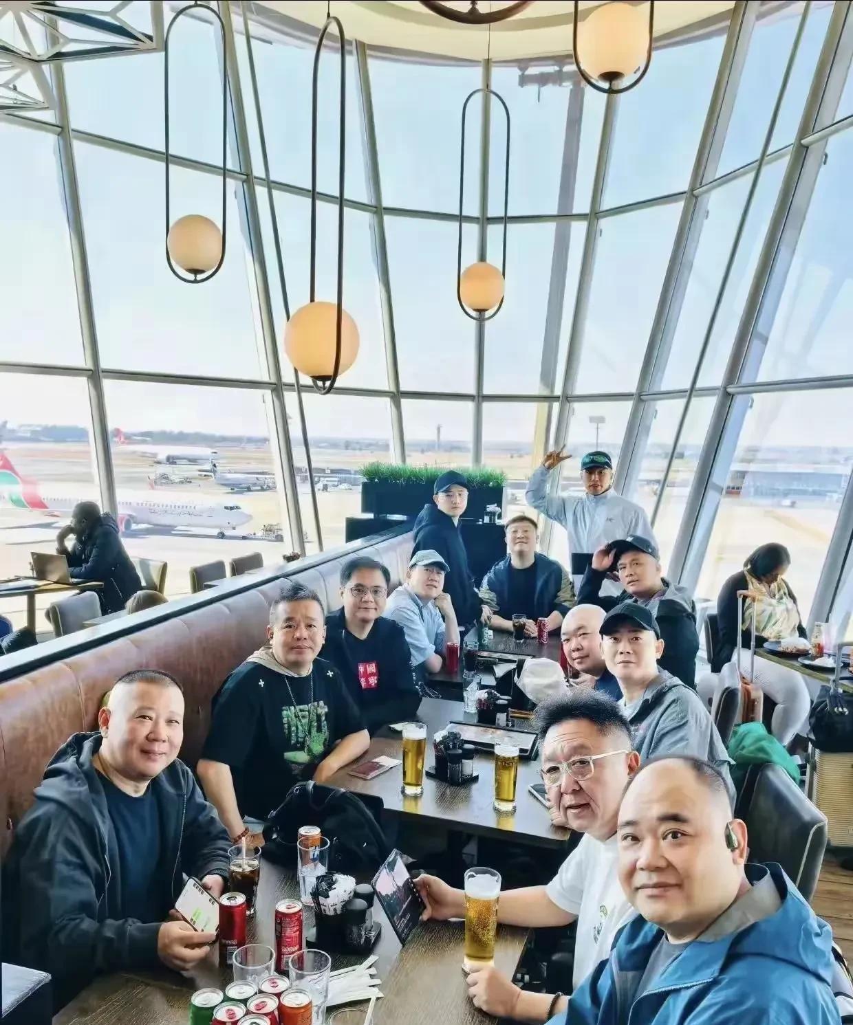郭德纲先生是很有气质和风度的，虽然他是一个说相声的，但是文化底蕴比较厚重，人也是