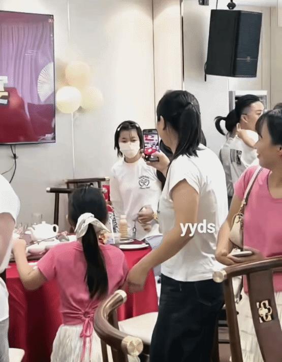 全红婵真的很朴素，全身透露着农村女孩的气息，毫无奥运冠军架子，一身朴素装扮，参加