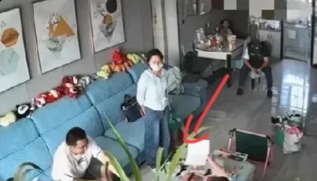 一名女子逼着丈夫离婚，匆匆签完离婚协议后匆匆离开，连年幼的孩子都没打招呼，这也太狠心了吧！