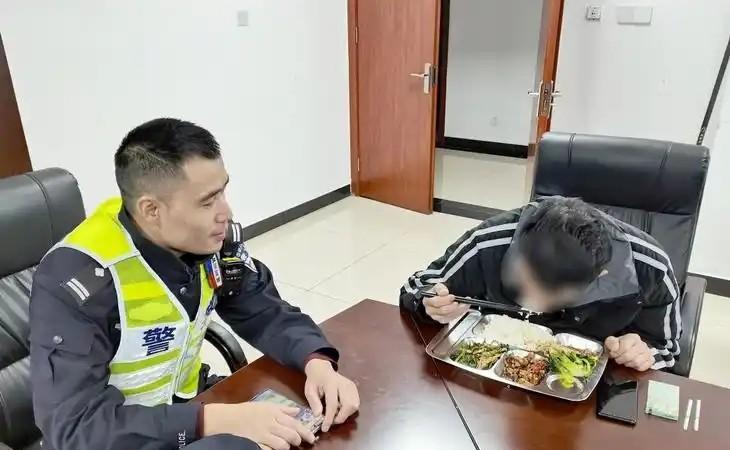 如果要饿死了去公安局食堂偷吃了几百个饺子会被判什么罪？
其实，有问题找警察就好了