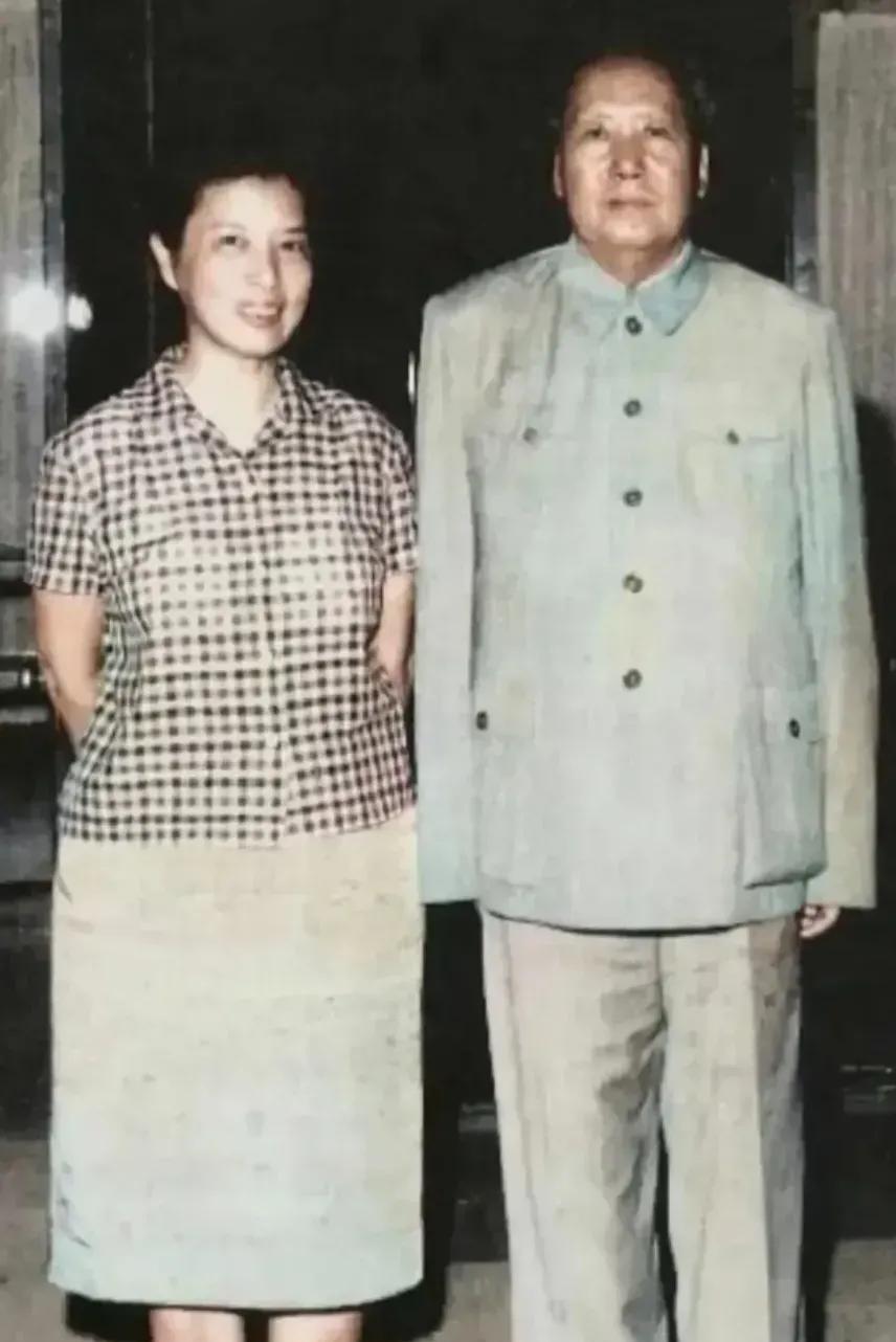 这是毛主席和女外交家龚澎的真实样貌，都看看吧，这可不是演员扮演的。
镜头下，毛主