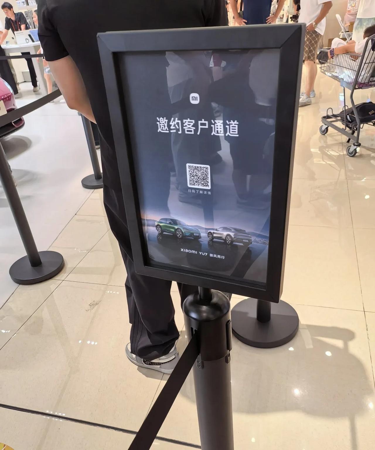 想近距离一睹芳容，
结果因为人太多，
而被拒之于围栏之外，
苦等一个小时无果！