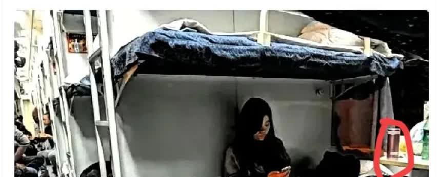 一男子上火车后，找到了自己的卧铺，就见卧铺上躺了一个30左右的女人，她发现男子站