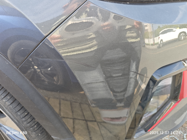 车子不小心挂到了漏了白底要不要处理
今天开车不小心刮到傍边的电瓶车了，轻轻刮了一