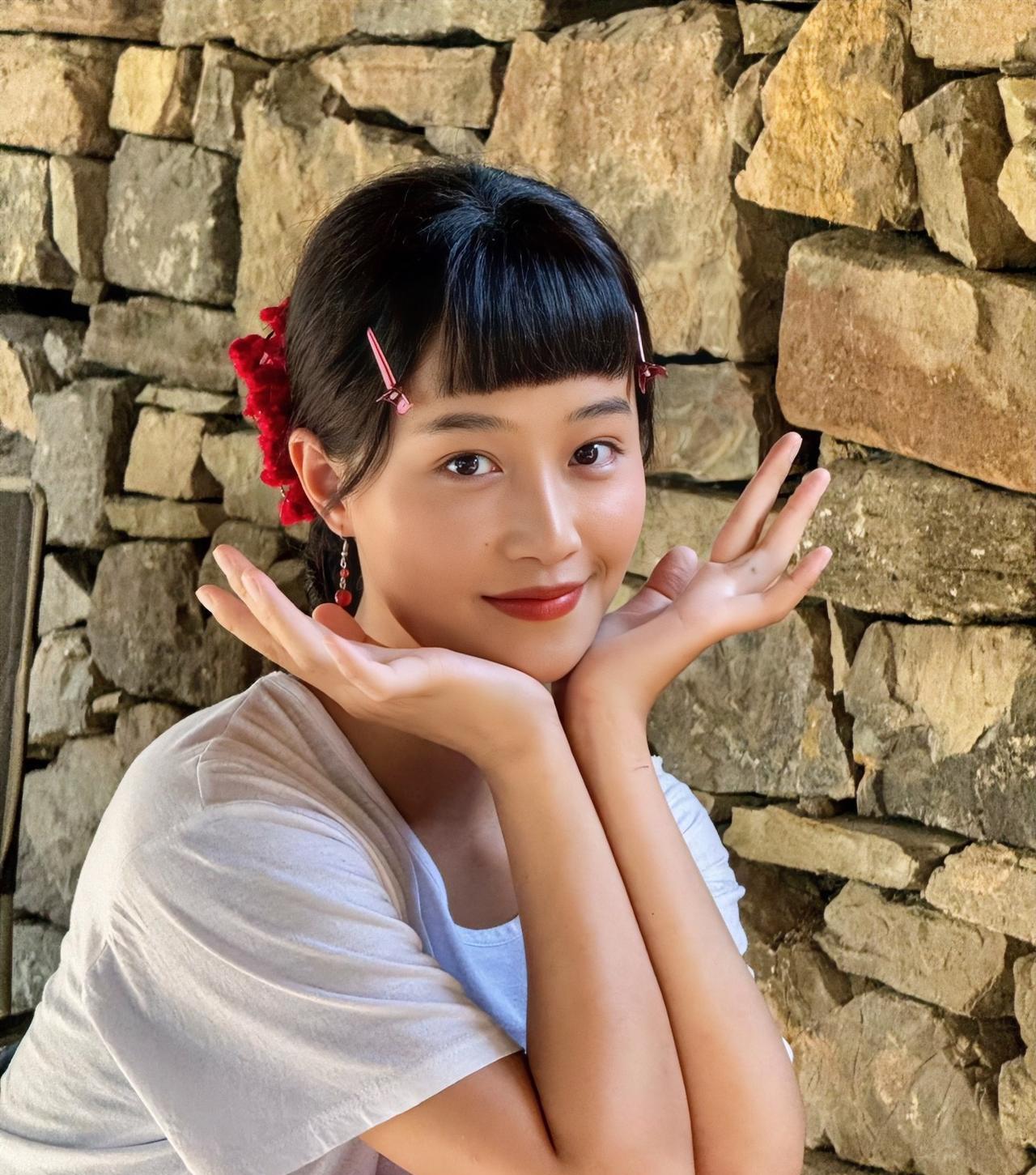 蓝盈莹这人很奇怪，
明明演技很好，
但是基本都是女二，女三，原因很简单，其实就是