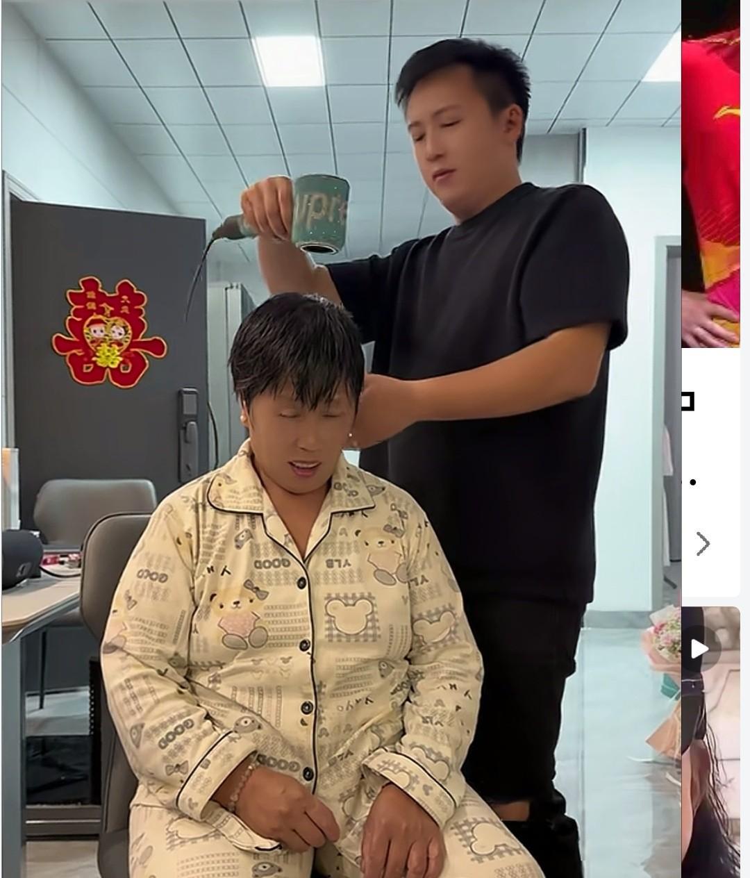 大双虽然是个大直男，但是他是个孝顺的儿子，他亲手给妈妈吹头发，太暖了。
不知道为