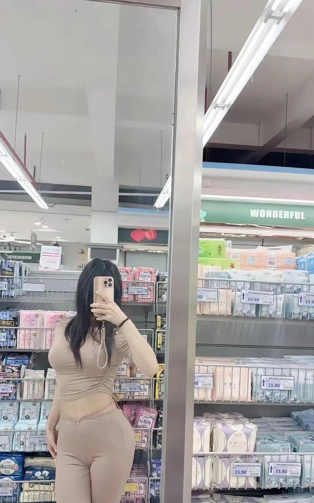 超市偶遇“人间辣妹”？原来日常也能这么穿！
在超市货架间撞见这幕，直接看呆了！