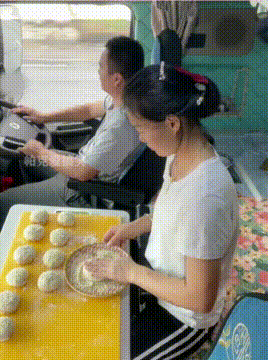 夫妻俩跑大车太辛苦，媳妇把车里当成家，给丈夫做点好吃的！