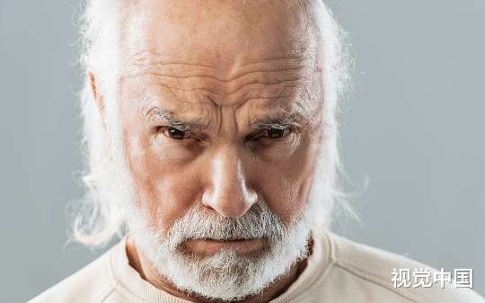 癌症老头和我拉扯倒地死了，家属告我赔偿百万