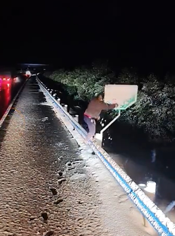 司机见路标被雪遮盖主动下车清理
