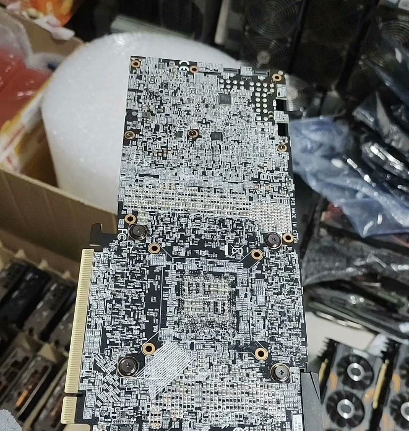 这华硕2080ti显卡的电子元件密密麻麻的，高端显卡就是不一样，密集恐惧症都犯～