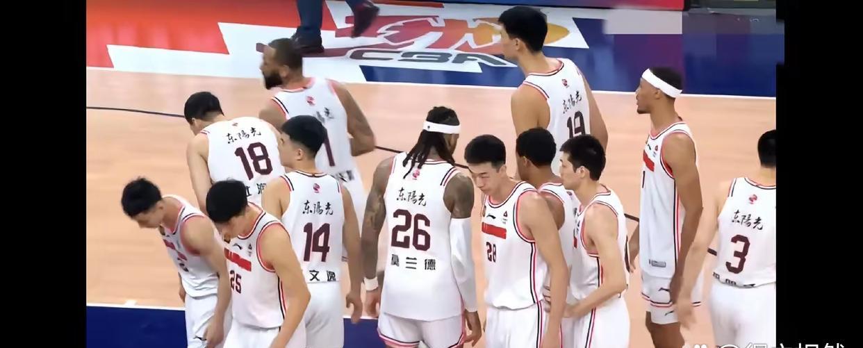 随着上海104:103广东，对广东队员打分评价如下:
1，徐杰:21分9板3助攻