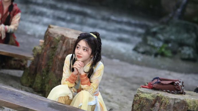 谭松韵在仙侠古装这类偶像剧当中留下这么美萌的状态和让人心生喜爱的角色就很好了。