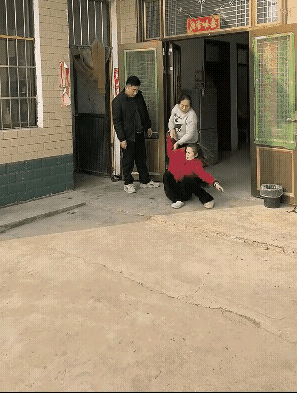 小两口吵架后，女子生气的回了娘家，男子冷静后，赶紧去丈母娘家道歉，劝说他老婆跟他
