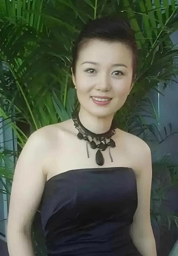 她这个年纪了，穿得少还有几分妩媚，穿着正装还显得大气稳重。人美人品好，穿什么观众