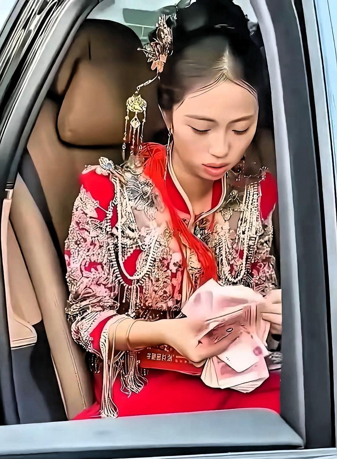 新娘子仔细点着下车礼，数的很认真，看来少一张都不会下车。
爱情没有物质做铺垫，海